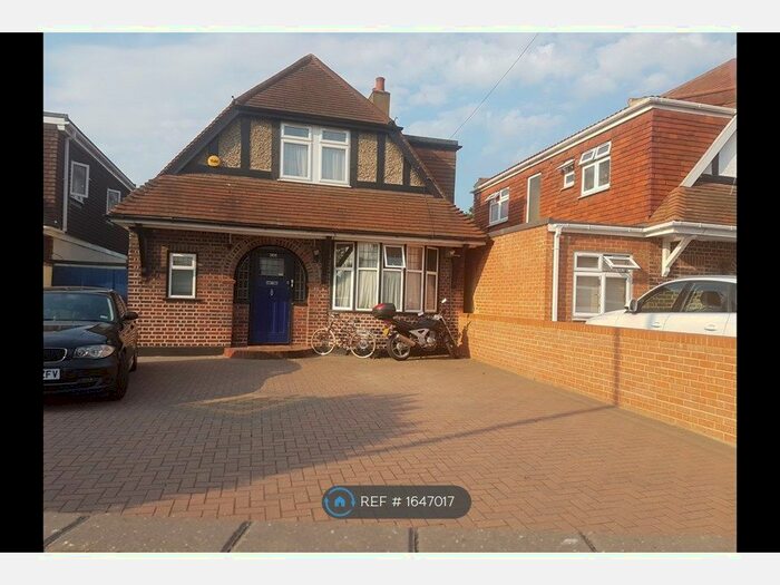 3 Bedroom Detached House To Rent In London Road, Slough, SL3