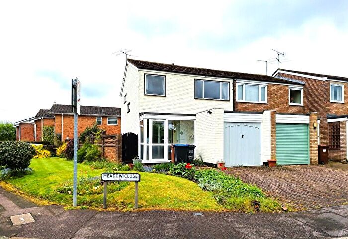 3 Bedroom End Of Terrace House For Sale In Meadow Close, AL9
