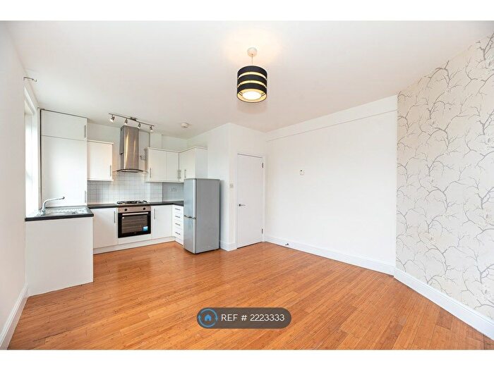 3 Bedroom Flat To Rent In Garratt Lane, London, SW17