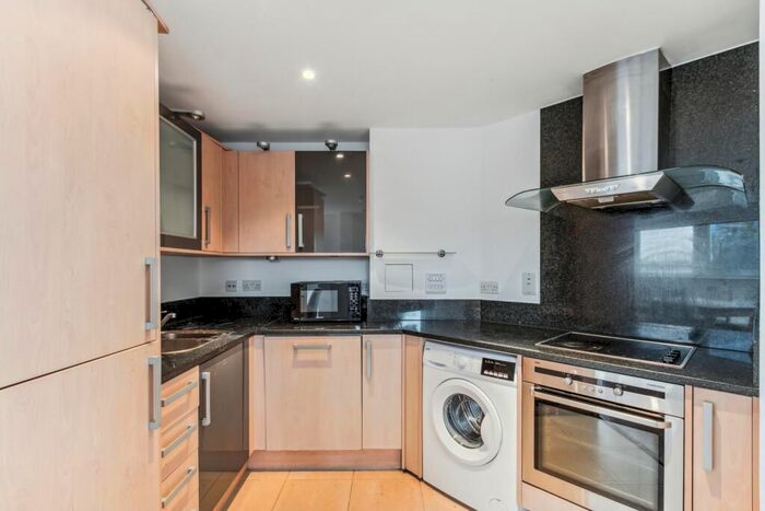 3 Bedroom Flat To Rent In Smugglers Way, London, SW18