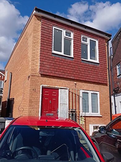 2 Bedroom Detached House To Rent In Rosemont Avenue, Finchley, N12