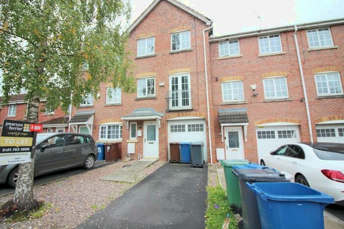 4 Bedroom Town House To Rent In Bury, BL9