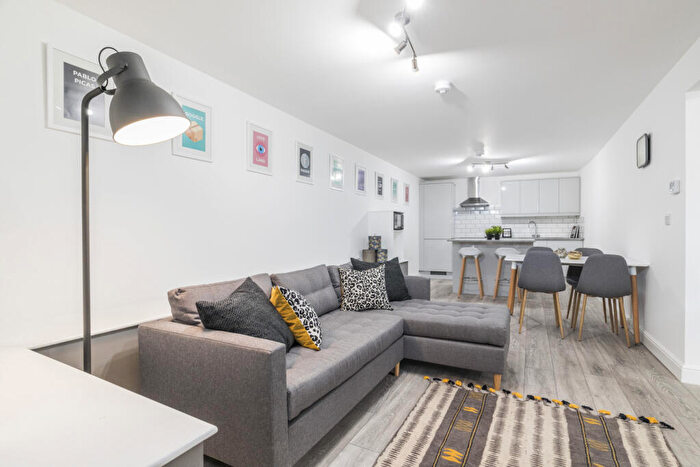 2 Bedroom House To Rent In Knowle Mount, Leeds, LS4