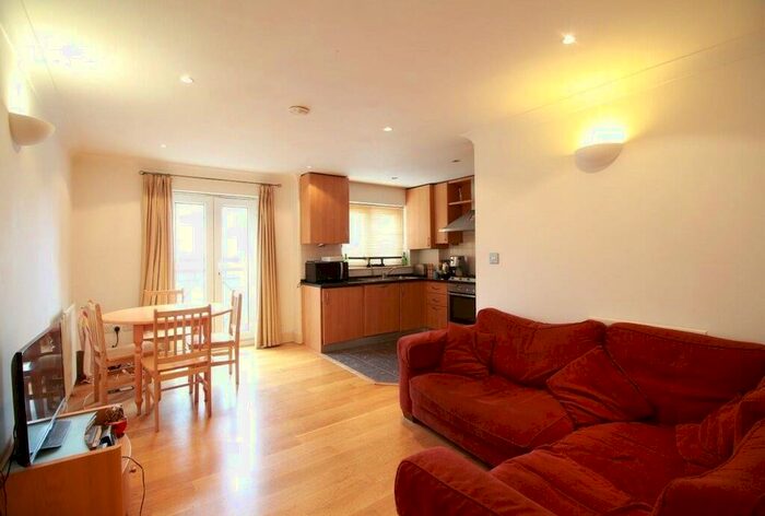 2 Bedroom Apartment To Rent In Leslie Road, London, N2