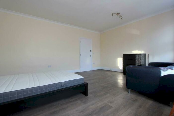 2 Bedroom Apartment To Rent In Squires Lane, London, N3