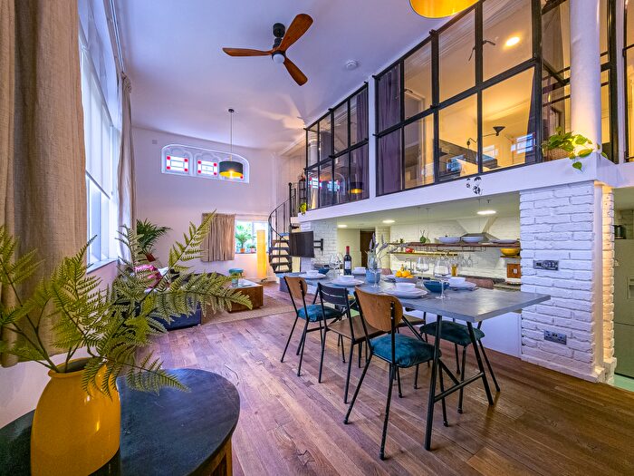 3 Bedroom Apartment To Rent In The Chancel, Canary Wharf, E14