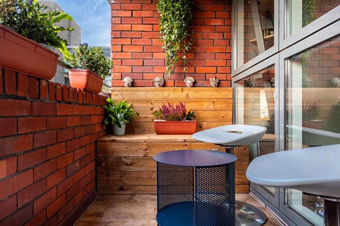 2 Bedroom Flat To Rent In Cumming Street, London, N1