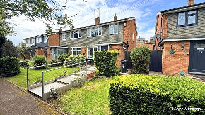 3 Bedroom Semi-Detached House For Sale In Colesdale, Cuffley, EN6