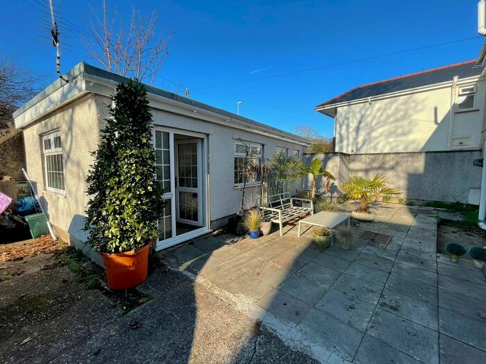 1 Bedroom Flat To Rent In Mumbles Road West Cross, Swansea SA3