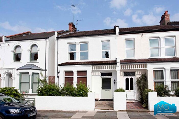3 Bedroom Apartment For Sale In Durham Road, London, N2