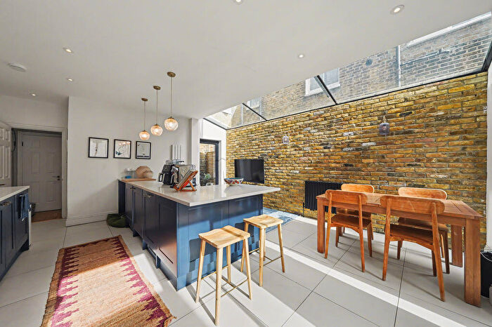 2 Bedroom Flat For Sale In Hazelbourne Road, London, SW12