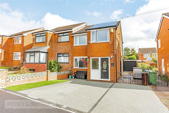 3 Bedroom Semi-Detached House For Sale In Heather Close, Waterhead, Oldham, OL4