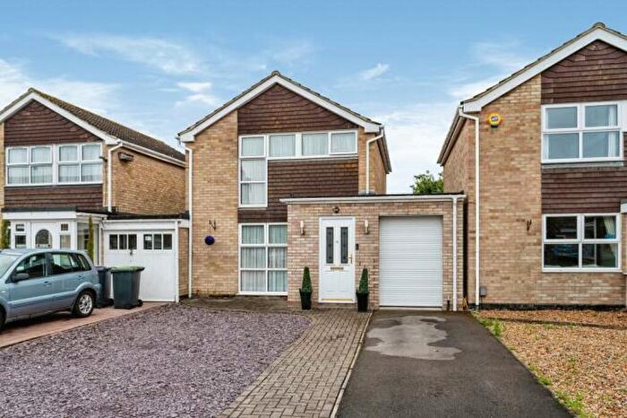 4 Bedroom Link Detached House For Sale In Earnley Road, Hayling Island, PO11