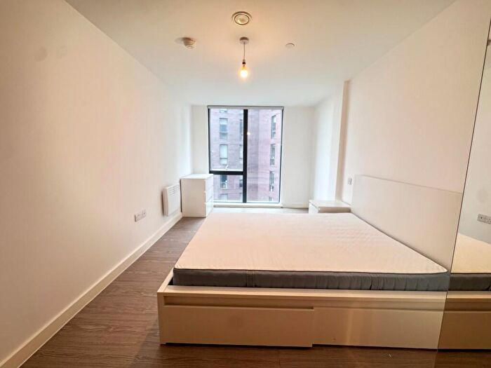 3 Bedroom Flat To Rent In The Landmark, Oldfield Road, Manchester, Greater Manchester, , [Ref:GDhuhf], M5