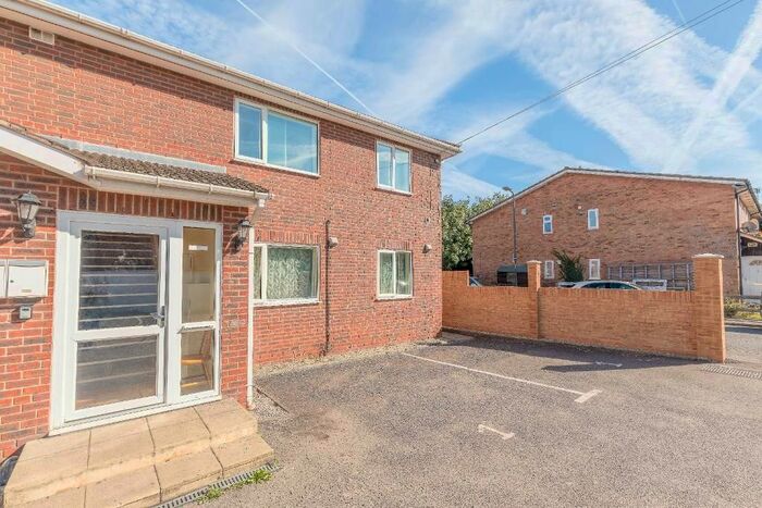 1 Bedroom Flat To Rent In Meadowbrook Close, Colnbrook, SL3