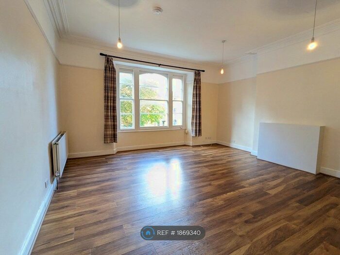 3 Bedroom Flat To Rent In Cambridge Park, Bristol, BS6
