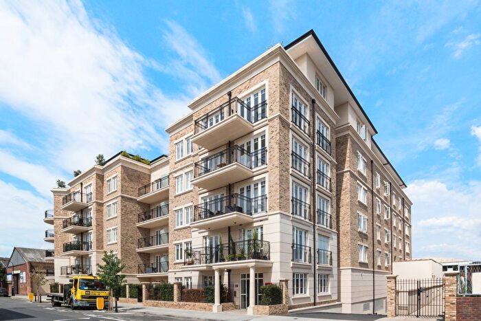 2 Bedroom Flat To Rent In Carnwath Road, Fulham, London, SW6