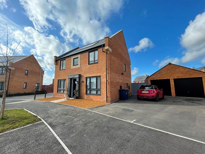 4 Bedroom Detached House To Rent In Sapphire Road, Bishops Cleeve, GL52