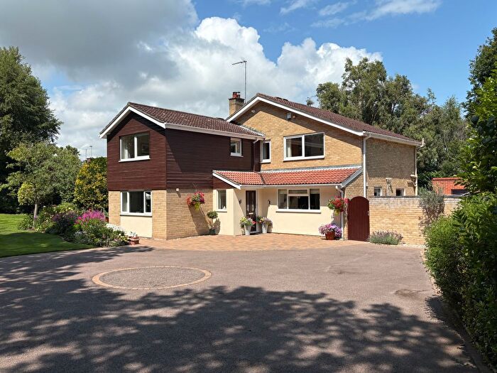 4 Bedroom Detached House For Sale In Hall Drive, Oulton Broad, NR32