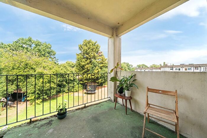 2 Bedroom Flat To Rent In Amblecote Road, London, SE12