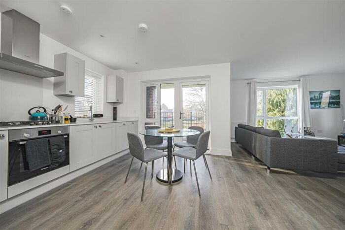2 Bedroom Flat For Sale In Garrett Crescent, Ottershaw, KT16