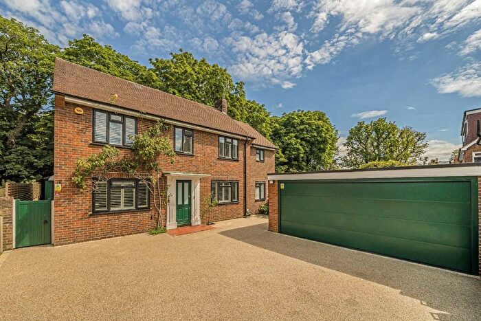 3 Bedroom Detached House For Sale In Broomfield, Sunbury-On-Thames, TW16