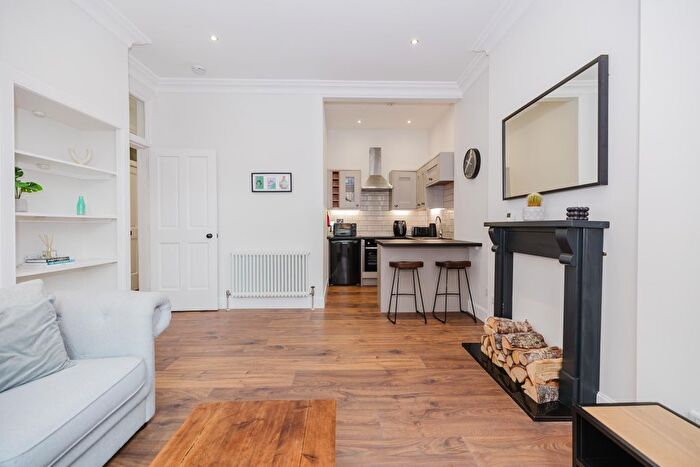 1 Bedroom Flat To Rent In Rossie Place, Edinburgh, EH7