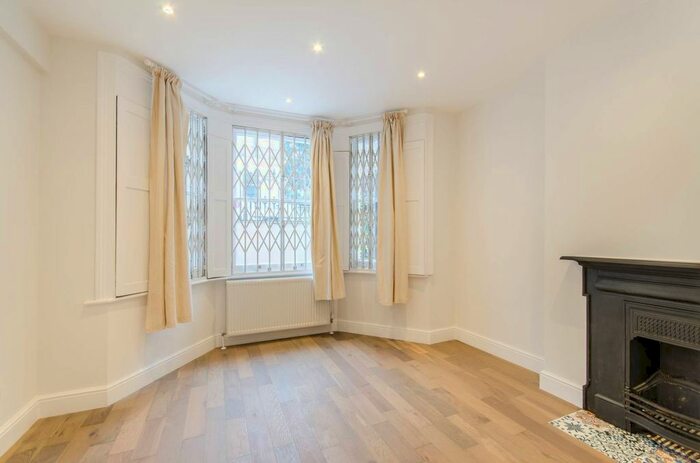 2 Bedroom Maisonette To Rent In Fawcett Street, Chelsea, London, SW10
