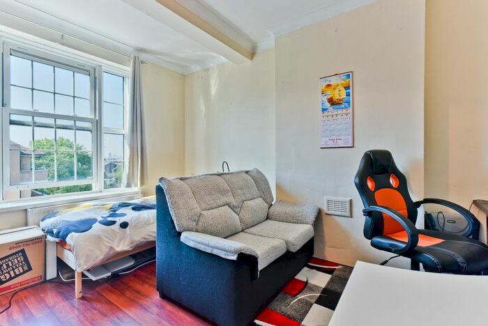 3 Bedroom Flat To Rent In Tanners Hill, London, SE8