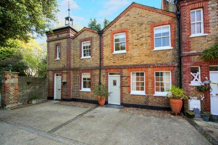 2 Bedroom Cottage To Rent In The Heath, Weybridge KT13