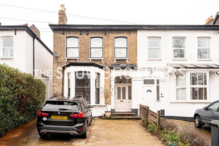 2 Bedroom Flat To Rent In Fairlop Road, Leytonstone, E11