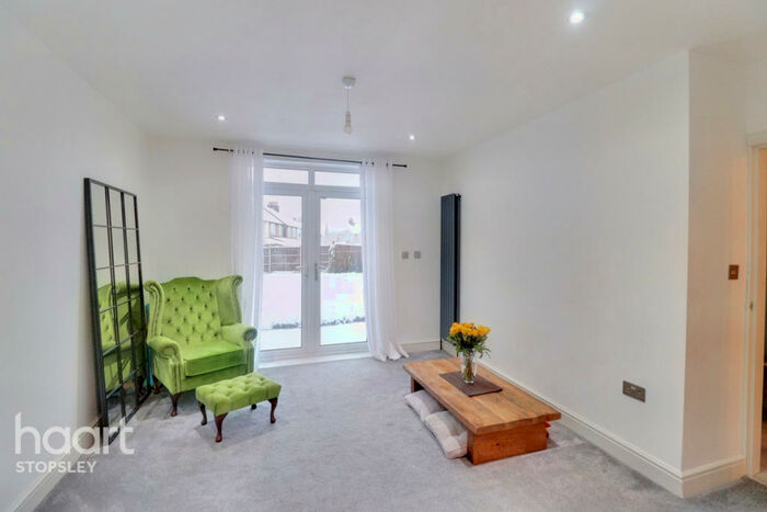 3 Bedroom Semi-Detached House For Sale In Norfolk Road, Luton, LU2