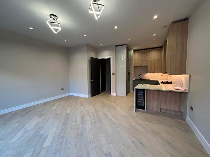 2 Bedroom Flat To Rent In Bed Rye Lane, Peckham, London, SE15