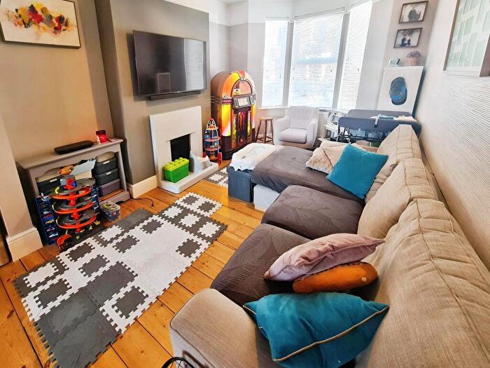 3 Bedroom Terraced House For Sale In Windsor Street, Milton Keynes, MK12