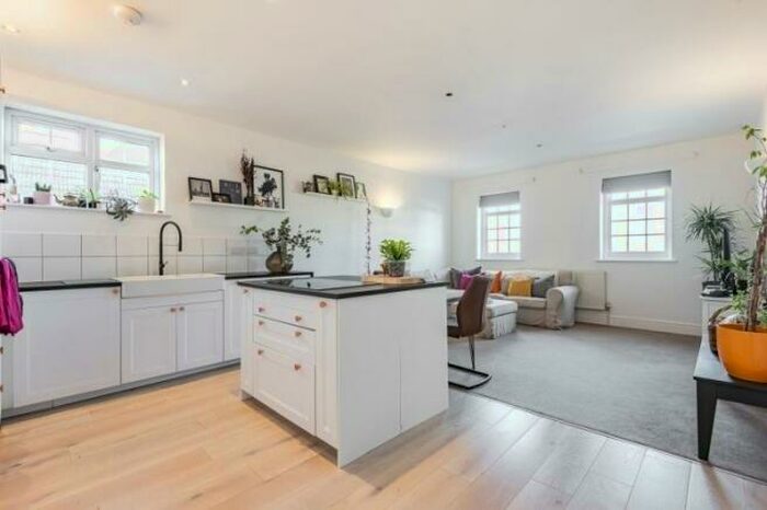 2 Bedroom Flat To Rent In High Street Beckenham, BR3