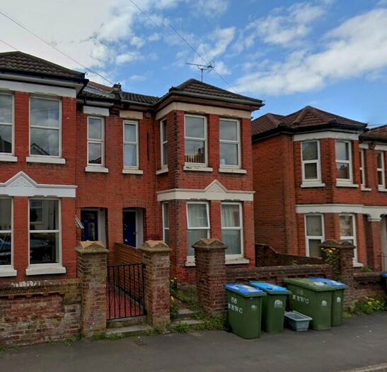 5 Bedroom House To Rent In Newcombe Road, SO15