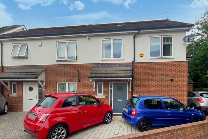 4 Bedroom Semi-Detached House To Rent In Selborne Road, Sidcup, DA14