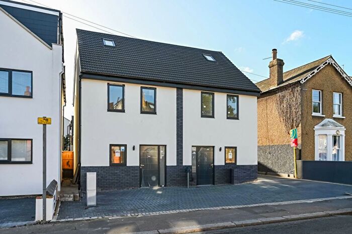 3 Bedroom Semi Detached House For Sale In Victoria Road, New Barnet, EN4