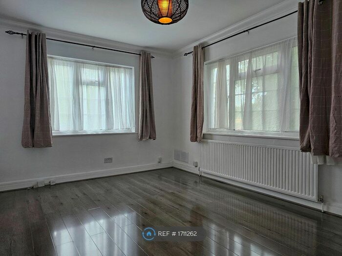 2 Bedroom Flat To Rent In Hook Rise North, Surbiton, KT6
