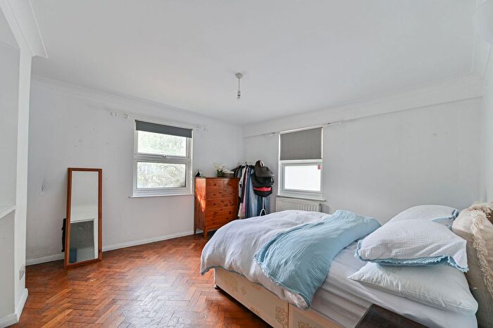 4 Bedroom Maisonette For Sale In Denmark Road, Camberwell, London, SE5