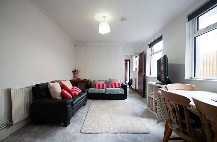 2 Bedroom Flat To Rent In Llanbleddian Gardens, Cardiff, CF24