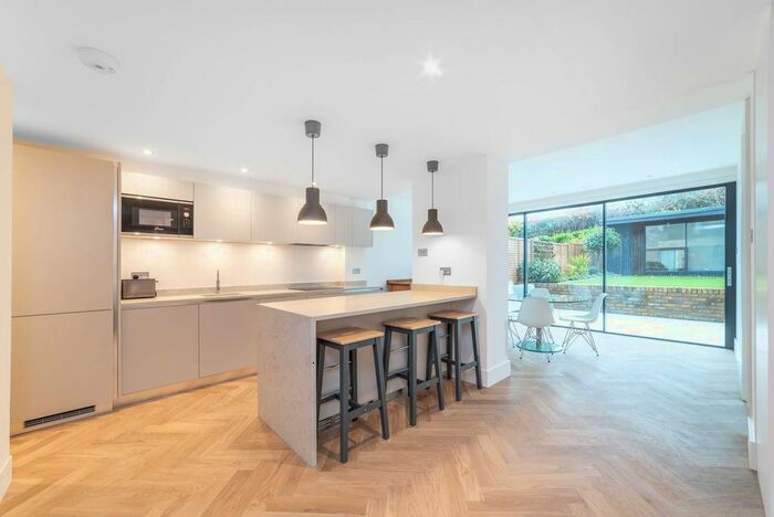 2 Bedroom Maisonette To Rent In Brondesbury Villas, Queen's Park, London, NW6