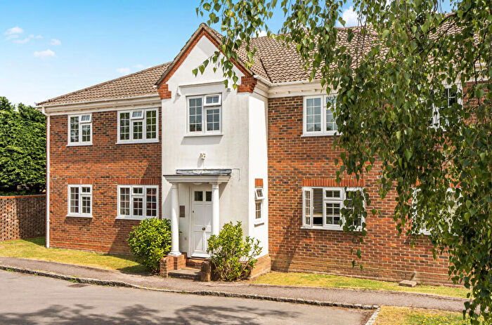 1 Bedroom Apartment For Sale In Alsford Close, Lightwater, Surrey, GU18