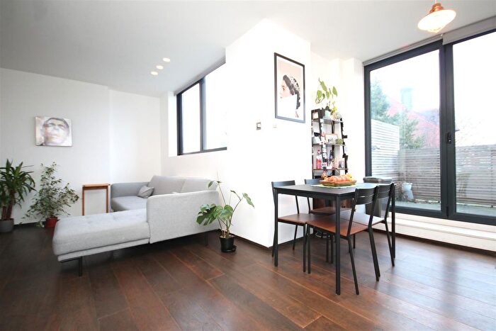 2 Bedroom Flat To Rent In Colney Hatch Lane, London, N10