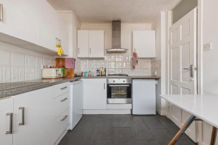4 Bedroom Maisonette To Rent In Glaucus Street, Bow, E3