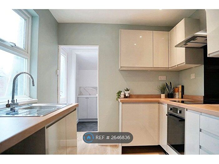 3 Bedroom Semi-Detached House To Rent In Great Western Road, Gloucester, GL1