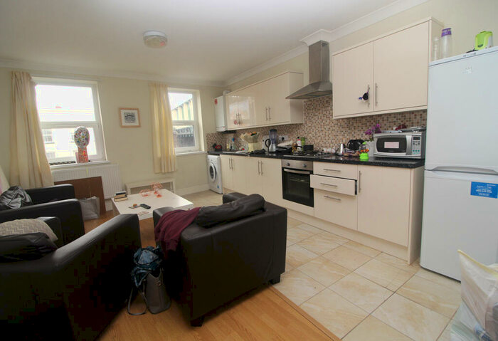 2 Bedroom Flat To Rent In Bethnal Green Road, Bethnal Green, ., E2