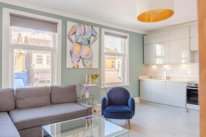 2 Bedroom Flat For Sale In Broadway, Leigh-On-Sea, SS9