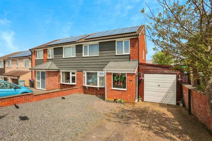 3 Bedroom Semi-Detached House For Sale In Fifth Avenue, Grantham, NG31