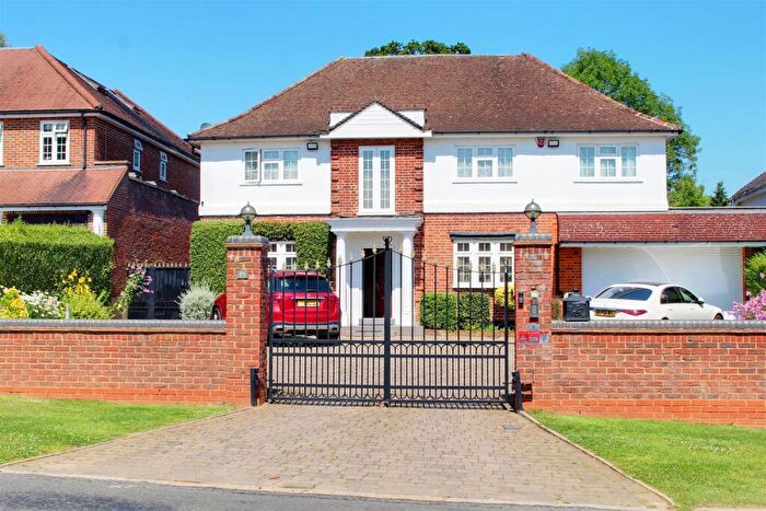 6 Bedroom Detached House For Sale In Mymms Drive, Brookmans Park, Hatfield, AL9